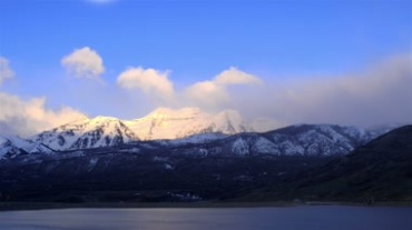 雪域高原雪山太阳照射蓝天白云延时摄影视频素材