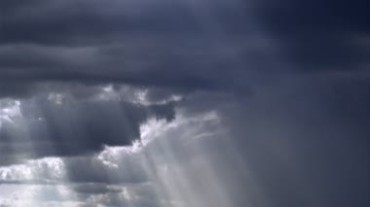 太阳光芒穿透厚厚的云层，阳光洒下大地视频素材
