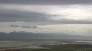 远山滩涂和天空动态云移动构成美景视频素材