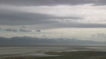远山滩涂和天空动态云移动构成美景视频素材