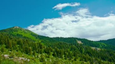 山脉山体绿树覆盖蓝天白云延时摄影风景视频素材