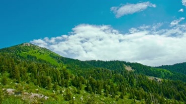 山脉山体绿树覆盖蓝天白云延时摄影风景视频素材