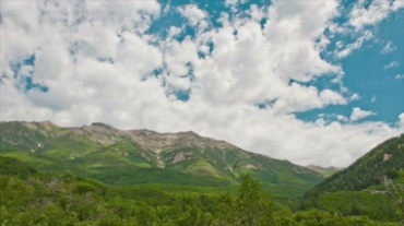 绿色山体蓝天白云飘移延时摄影视频素材