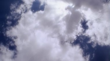 太阳光穿过云层，白云镶边视频素材