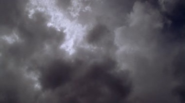 乌云遮住了天空太阳光从空隙射出视频素材