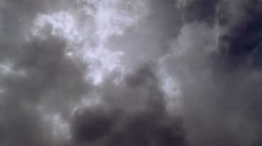 乌云遮住了天空太阳光从空隙射出视频素材
