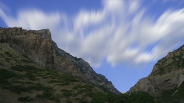 山谷蓝天白云快速移动延时摄影风景视频素材