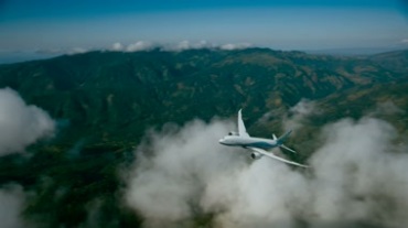 民航客机空中飞行姿态视频素材