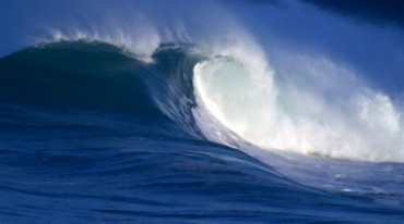蓝色海洋大风浪海浪卷起巨浪视频素材