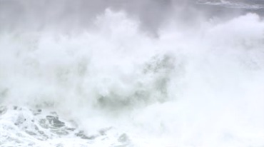 海浪翻腾白色浪花拍打海岸岩石视频素材
