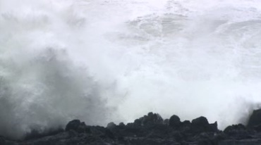 海浪翻腾白色浪花拍打海岸岩石视频素材