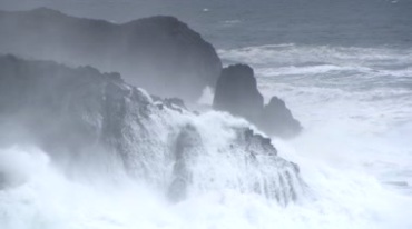 风浪拍打岸边岩石惊涛拍岸视频素材