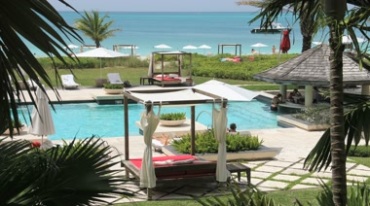 海边酒店休闲度假游泳池视频素材