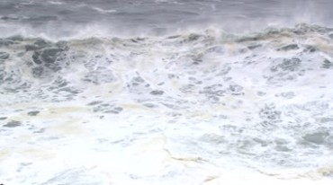 海浪拍打海岸激起浪花水雾视频素材