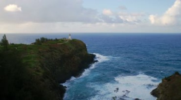 蓝色海水岛屿上灯塔海浪拍打海岸视频素材