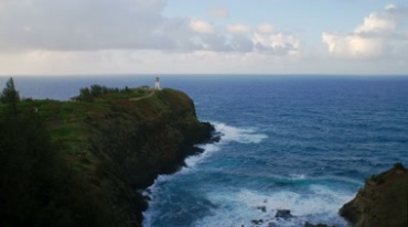 蓝色海水岛屿上灯塔海浪拍打海岸视频素材