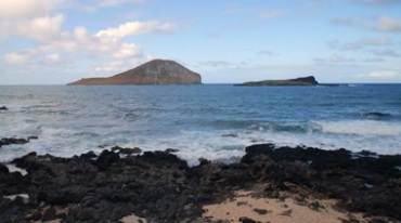 小岛海边海水小浪花拍打海岸视频素材