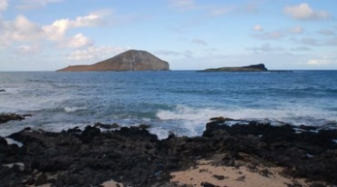 小岛海边海水小浪花拍打海岸视频素材