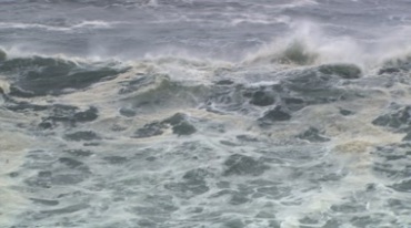 海上海浪风浪拍打海岸溅起浪花视频素材