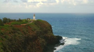 岛礁海岸灯塔眺望大海，海浪拍打岸边石头视频素材