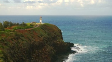 岛礁海岸灯塔眺望大海，海浪拍打岸边石头视频素材