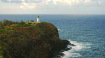 岛礁海岸灯塔眺望大海，海浪拍打岸边石头视频素材