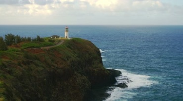 岛礁海岸灯塔眺望大海，海浪拍打岸边石头视频素材