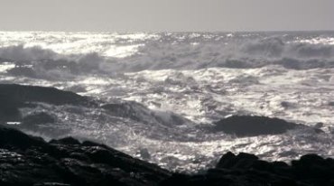 大海风浪拍打岸边礁石视频素材