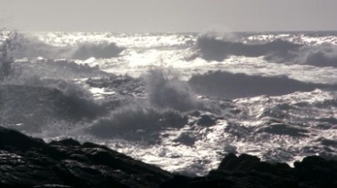 大海风浪拍打岸边礁石视频素材