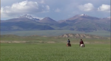 草原牧民骑马视频素材
