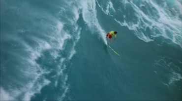 大海大浪中冲浪冒险视频素材