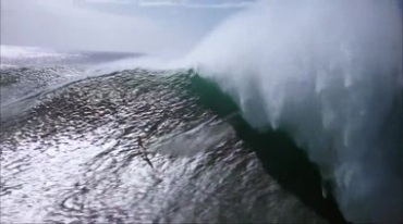 大海大浪中冲浪冒险视频素材