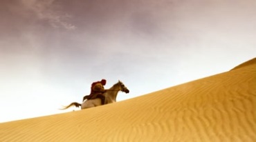 沙漠中骑马奔跑视频素材