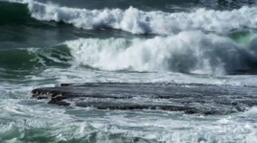 海浪翻滚扑向海岸礁石视频素材