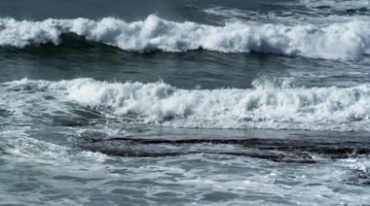 海浪翻滚扑向海岸礁石视频素材