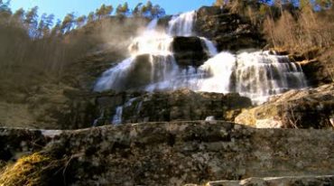 高山层层岩石台面流水瀑布视频素材
