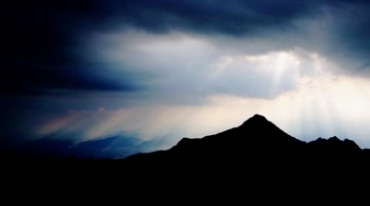 黑色大山阴影背景天空光线透过云层延时摄影视频素材
