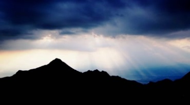 黑色大山阴影背景天空光线透过云层延时摄影视频素材