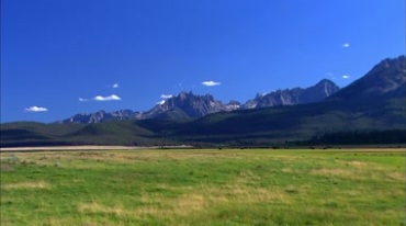 蓝天白云下的山峰和大草原视频素材