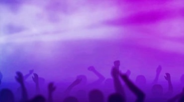 紫色烟雾气氛热烈人群在音乐现场举手狂欢视频素材