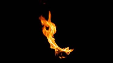 燃烧的火把火焰火苗在风中摇曳黑屏特效视频素材