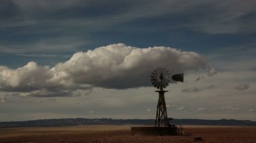 天空白云快速流动荒漠风车视频素材