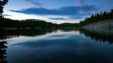 美丽湖泊湖水天空云彩景色延时摄影视频素材