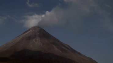 活火山喷白烟视频素材