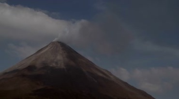 活火山喷白烟视频素材