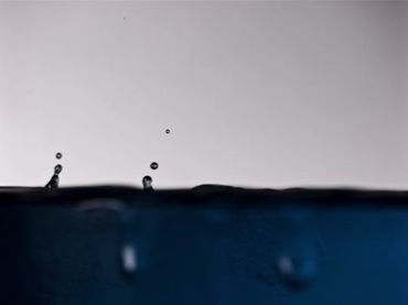 水滴滴入水中弹起小水珠视频素材