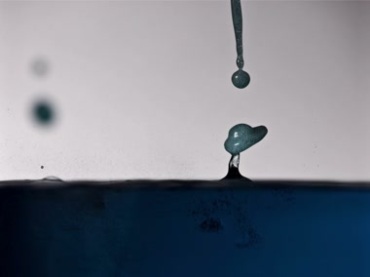 液体水滴水珠滴入水中溶解稀释效果视频素材