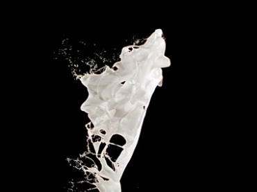 白色牛奶抛洒洒落黑屏抠像特效视频素材