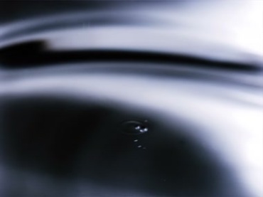 一滴水滴进水里反弹小水珠泛起涟漪视频素材