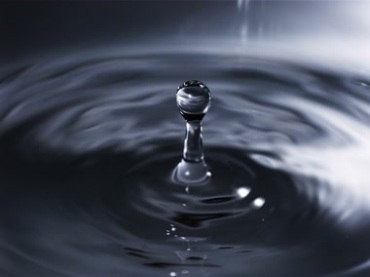 水滴落到水里泛起涟漪溅起波纹 48 1536 Mov视频特效素材下载 水珠液体 Ae256素材网 水滴落到水里泛起涟漪溅起波纹 48 1536 Mov视频特效素材下载 水珠液体 Ae256素材网